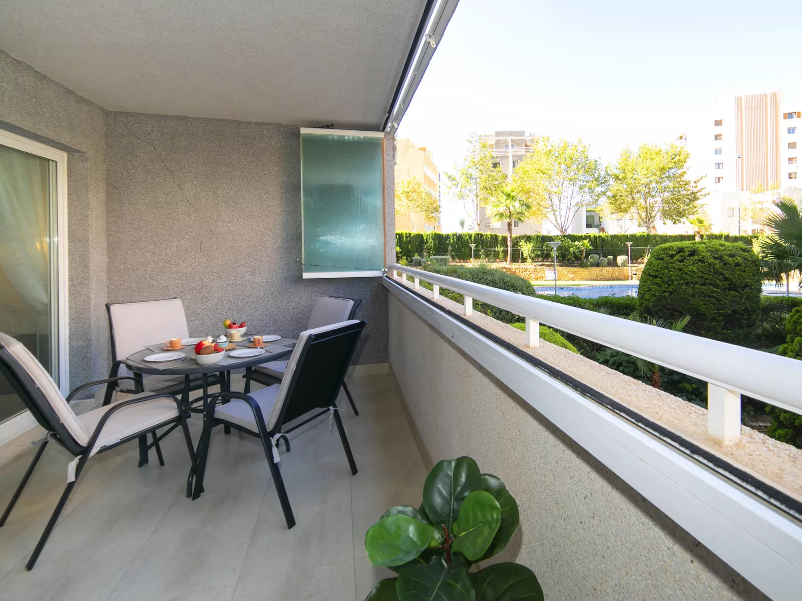 Apolo XVIII - Outside