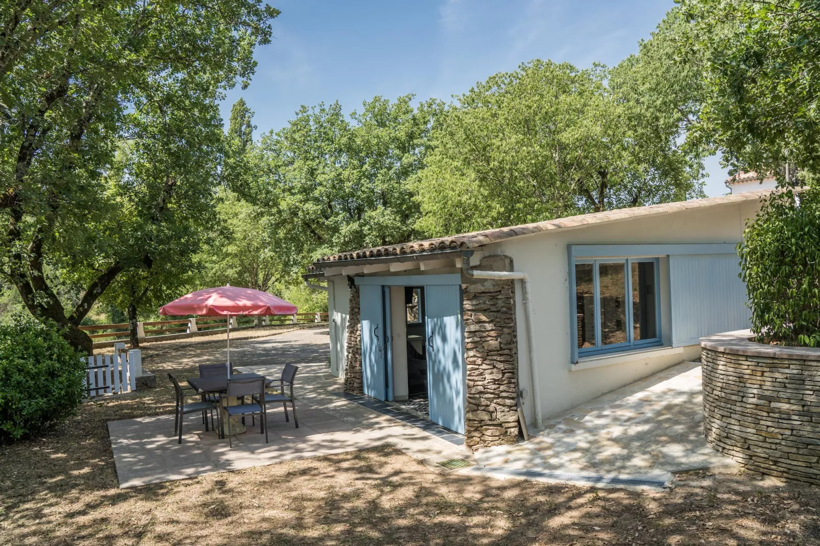 Petit gite-Exterior in summer