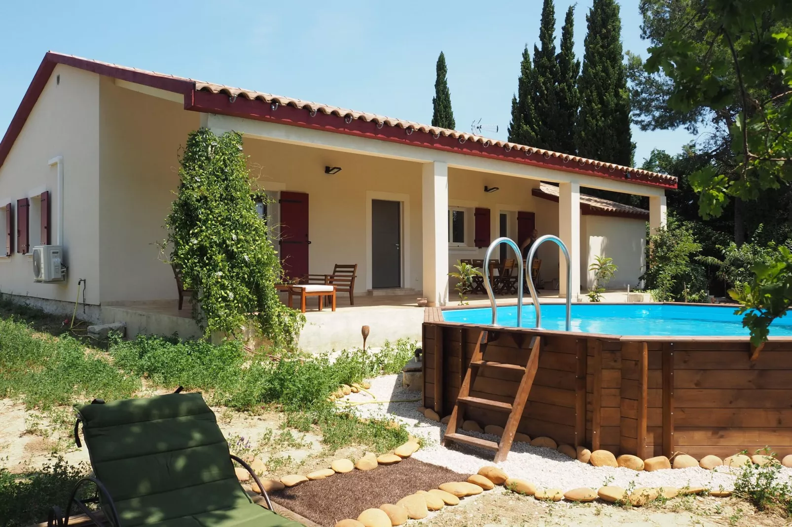 Ferienhaus in Domazan-Exterior summer