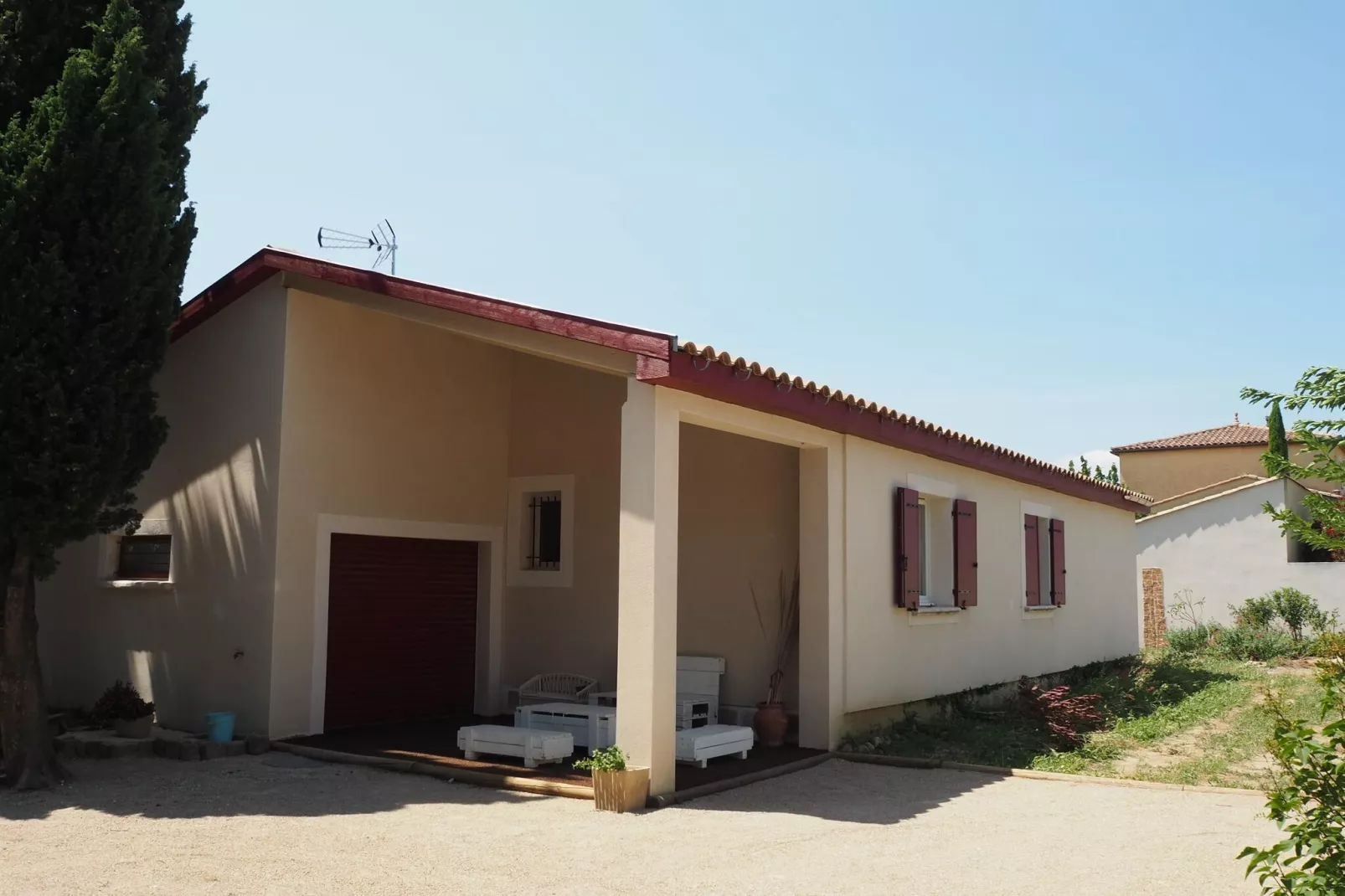 Ferienhaus in Domazan-Exterior summer