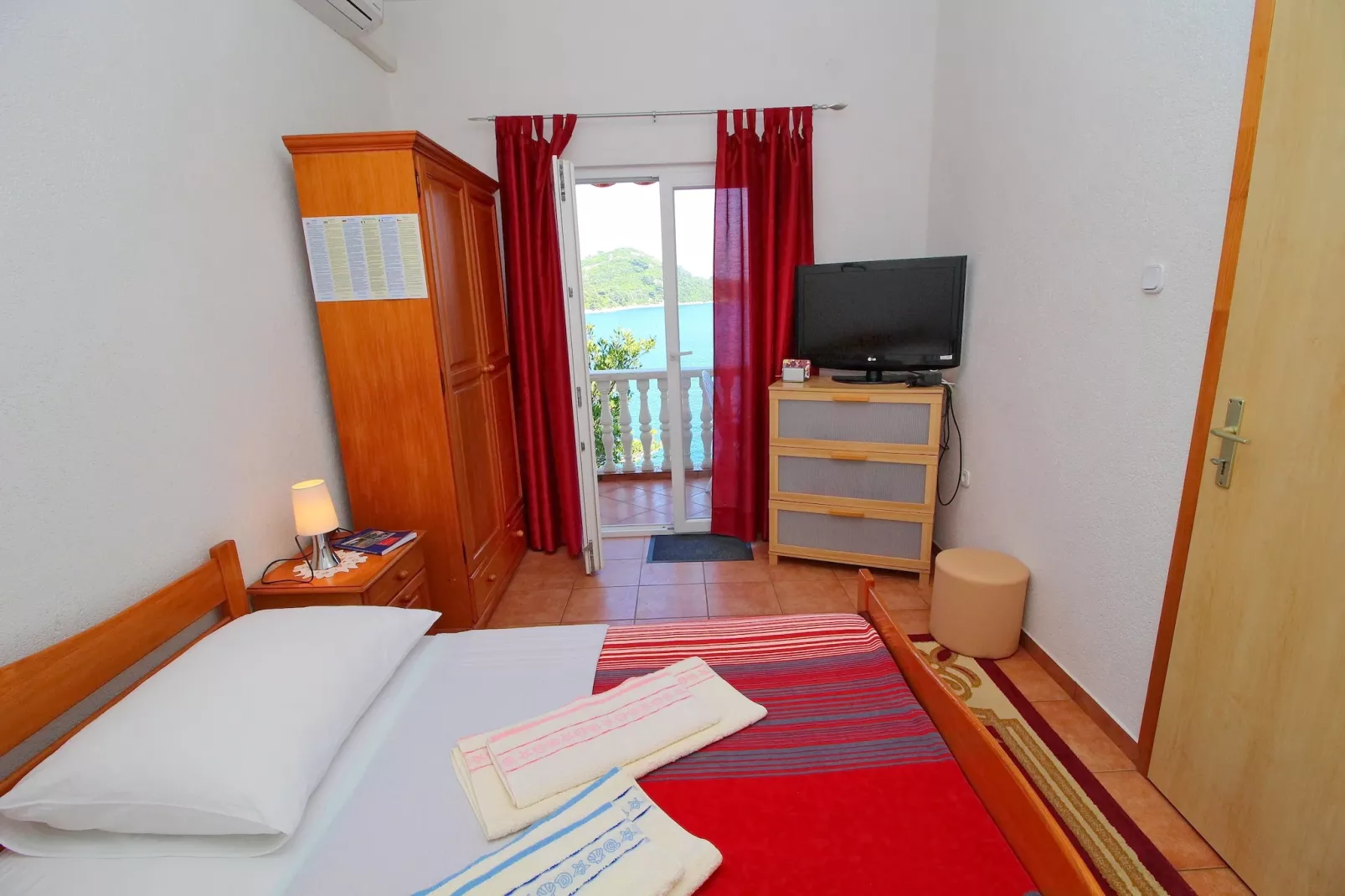 Apartments Filipović - Comfort One-Bedroom Apartment with Balcony and Sea View (A2)-Bedroom