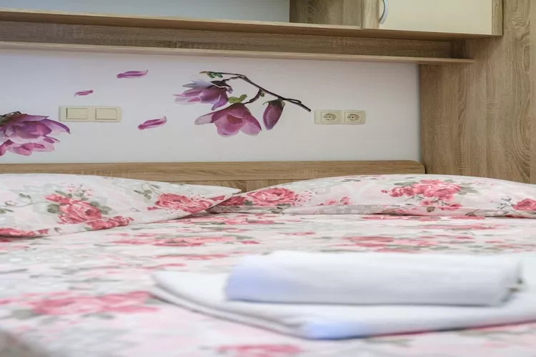 Apartments Hope (Dugi Rat) - Standard One-Bedroom Apartment with Terrace and Sea View (A3)-Bedroom