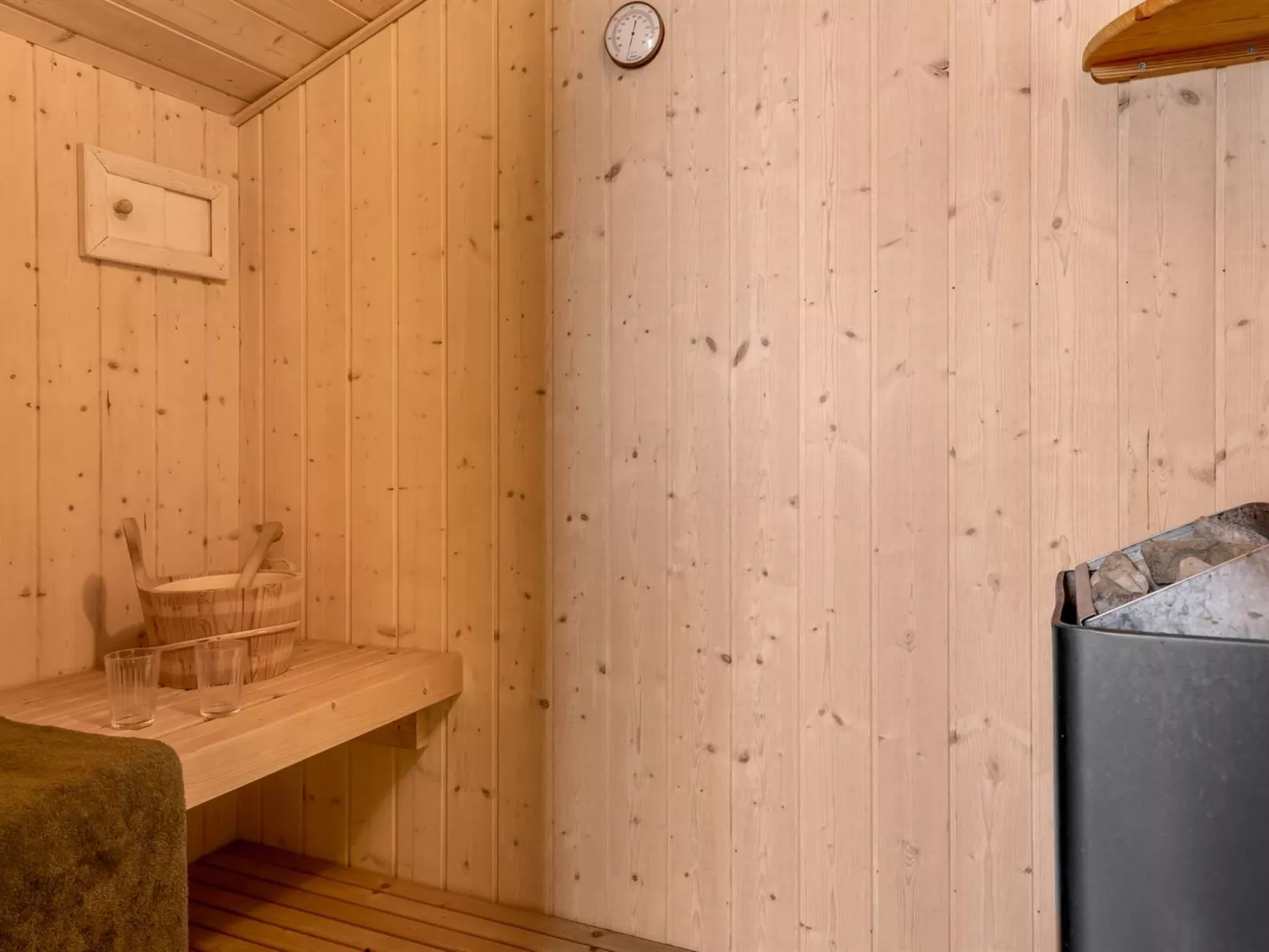 "Galin" - 210m to the fjord-Drinnen