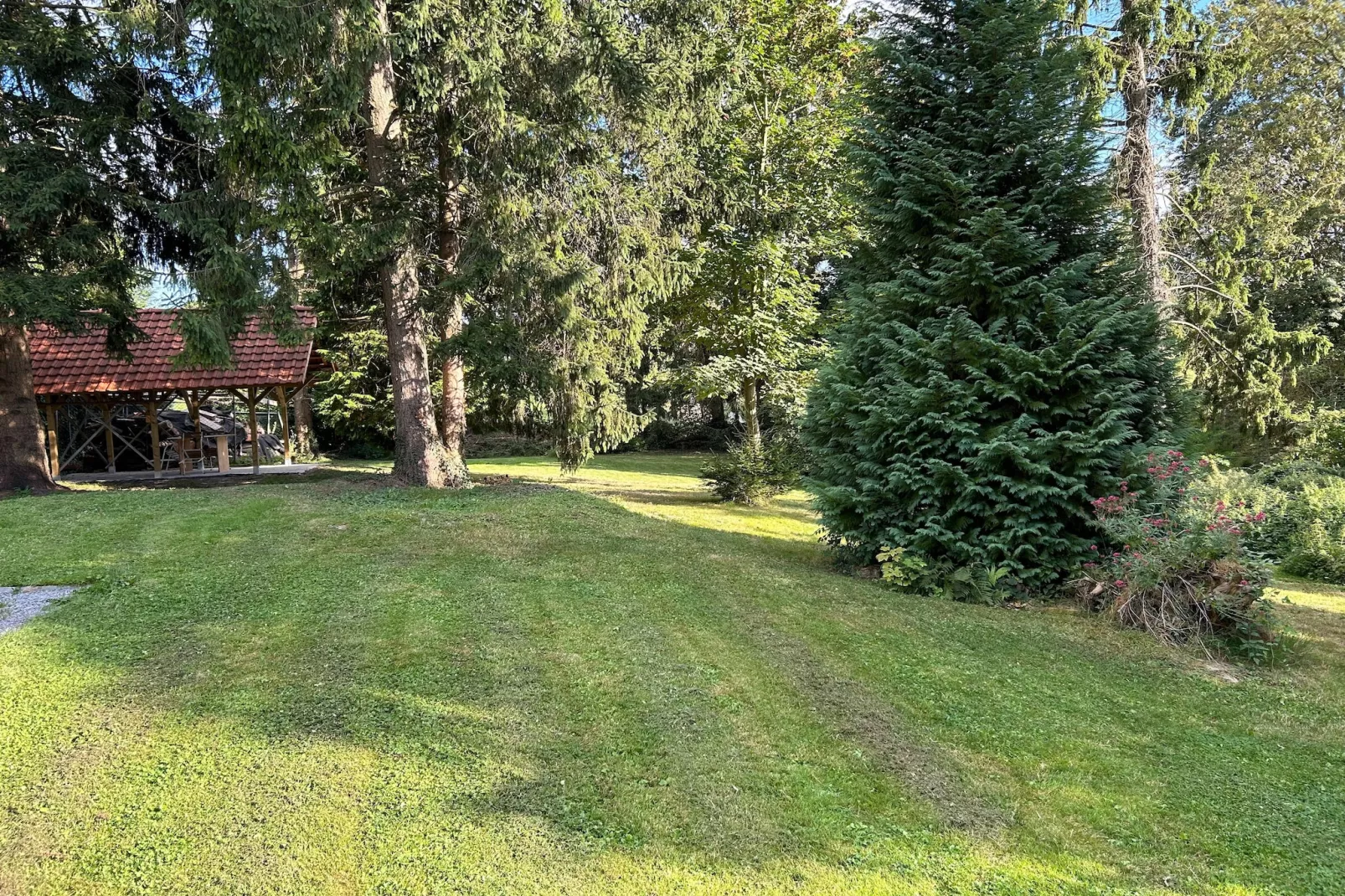 L'Ecureuil Blanc-Gardens in summer