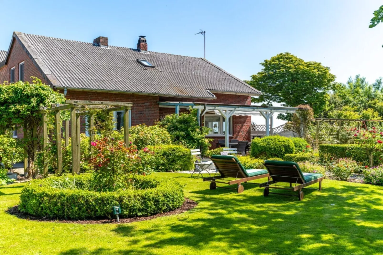 612329-Gardens in summer