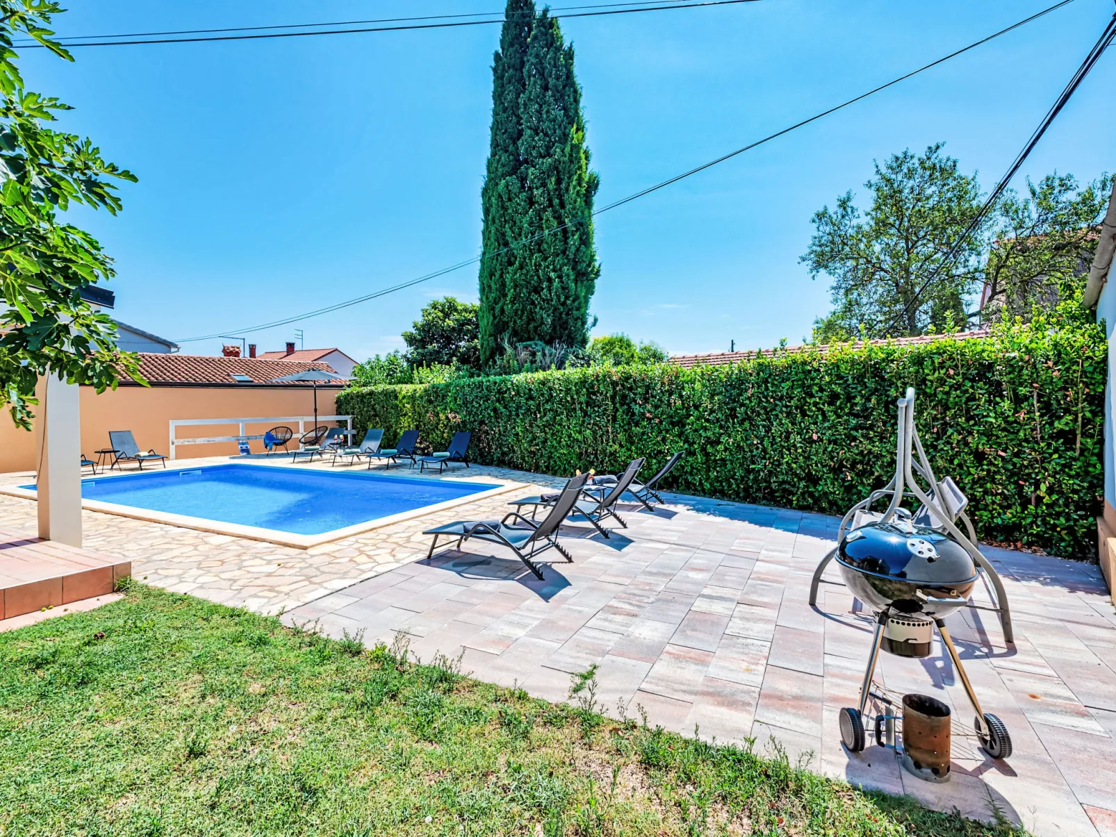 Villa mit Garten, Grill und Terrasse-Outside