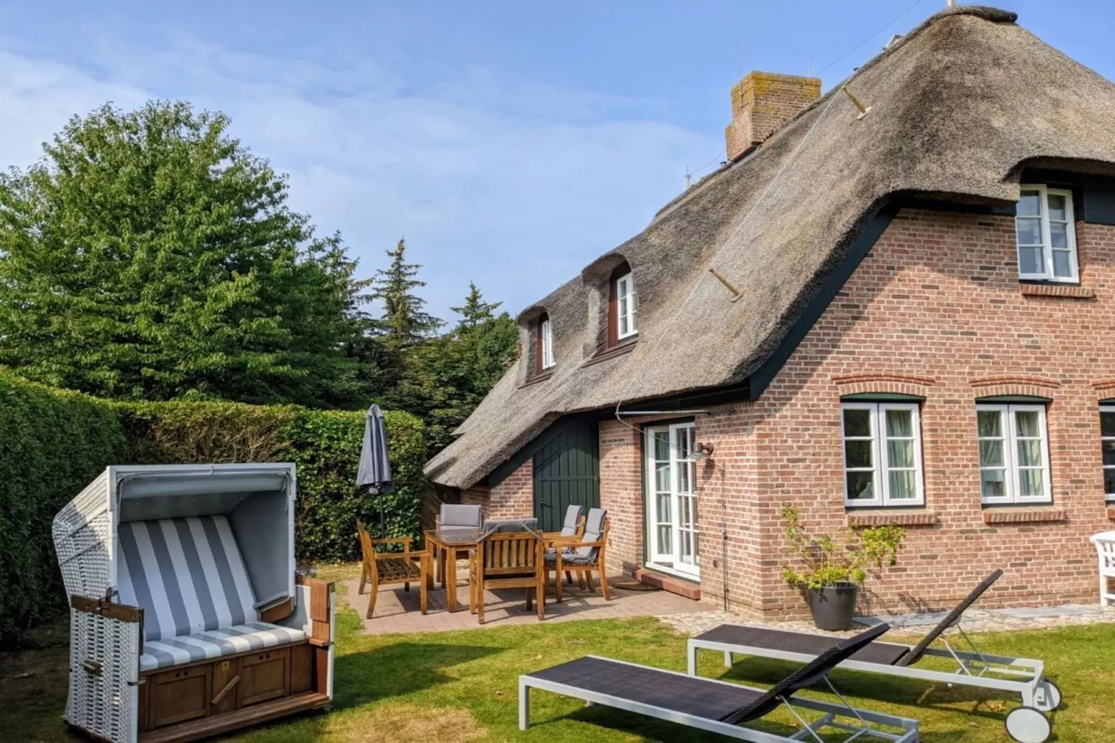 252827-Exterior in summer