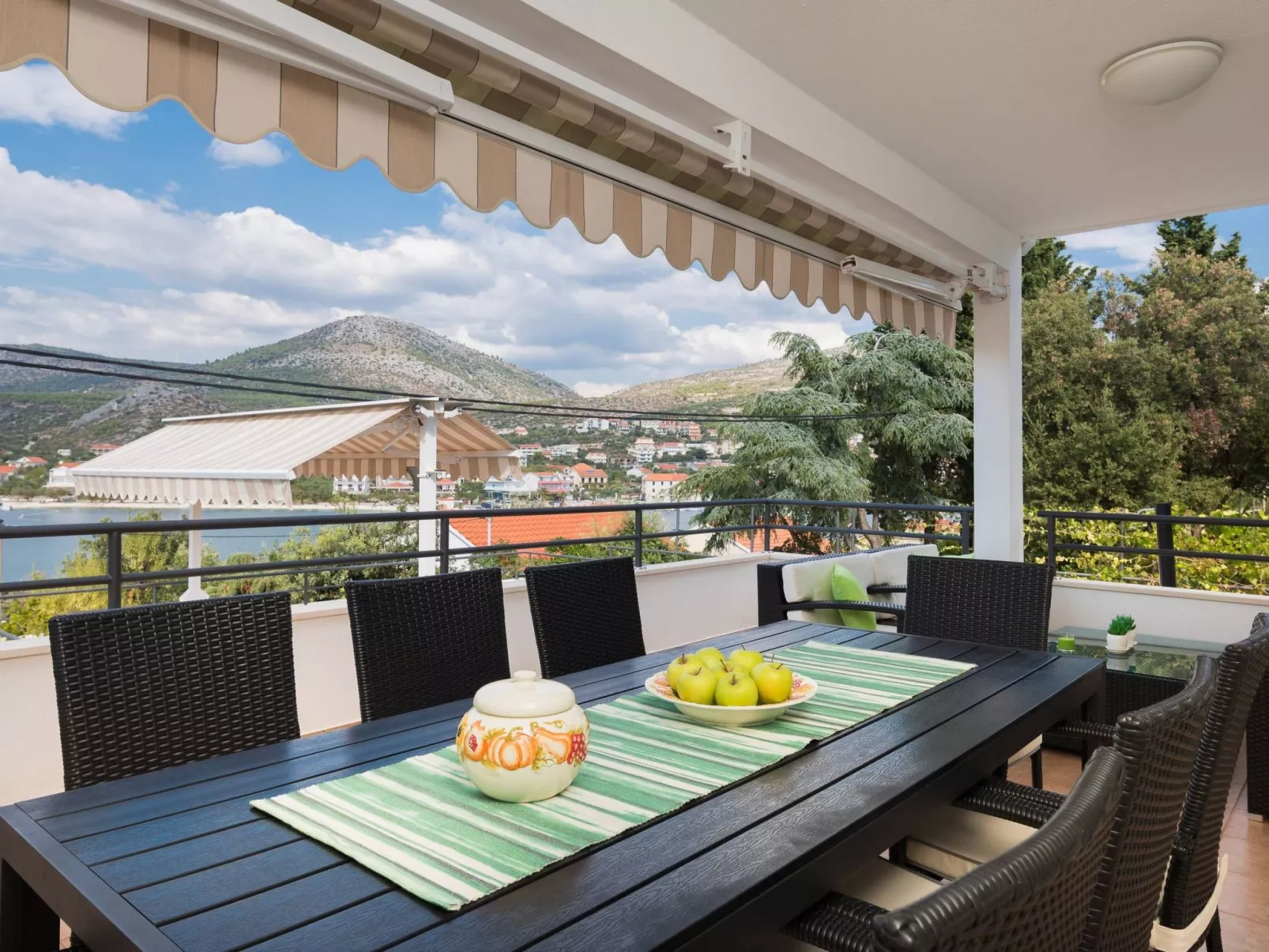 "Villa Silvio" mit Blick auf das Wasser-Dehors