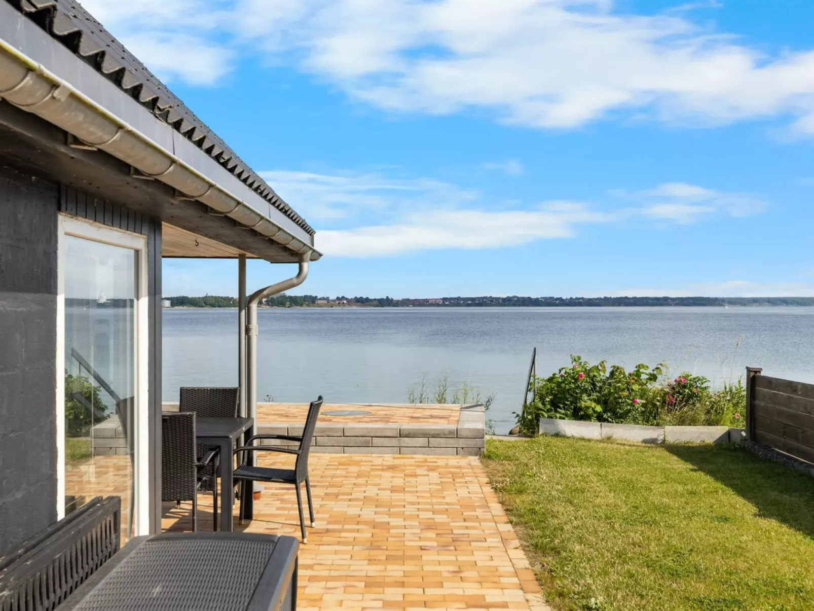 "Yngvy" - 10m from the sea-Draußen