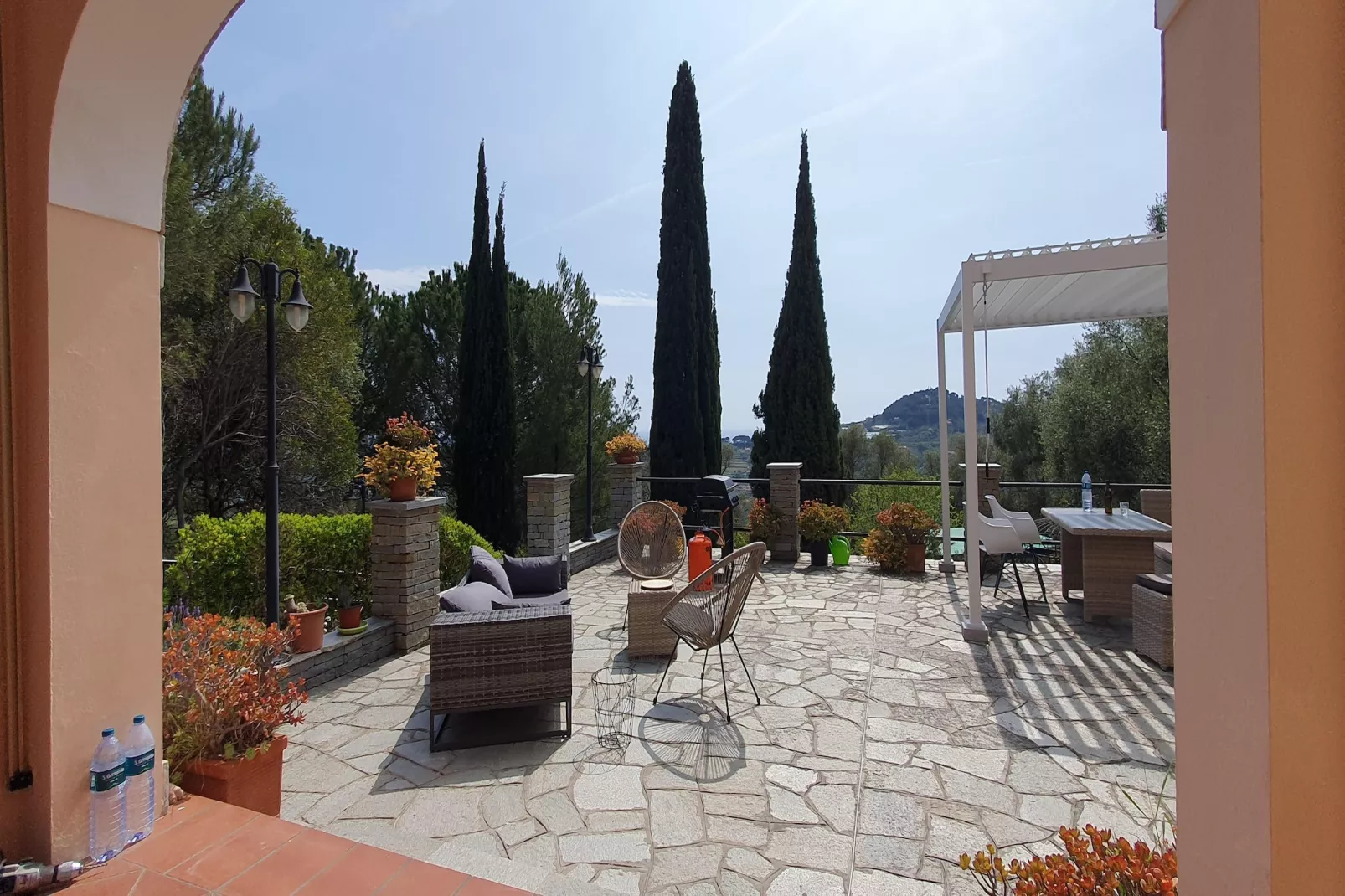 Charmante Villa mit drei Apartments und Meerblick KReidl-Terrasse / balcon