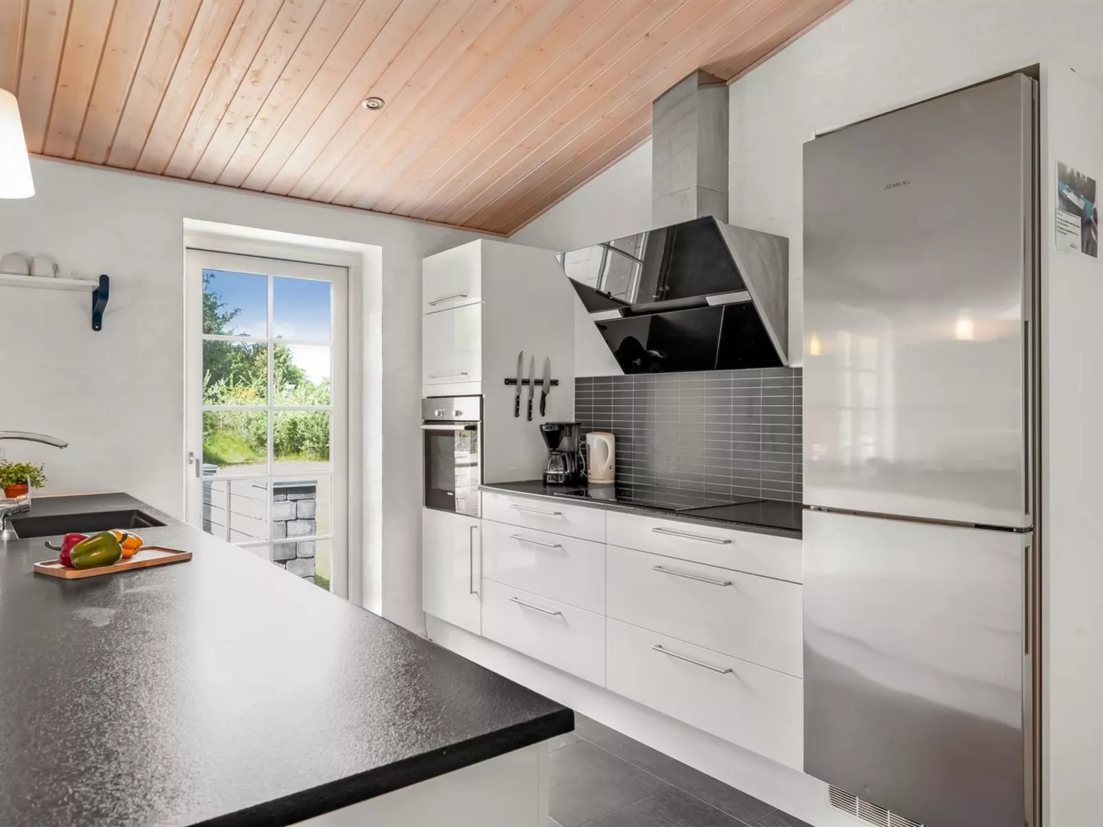 "Sod" - 3.2km from the sea - Inside