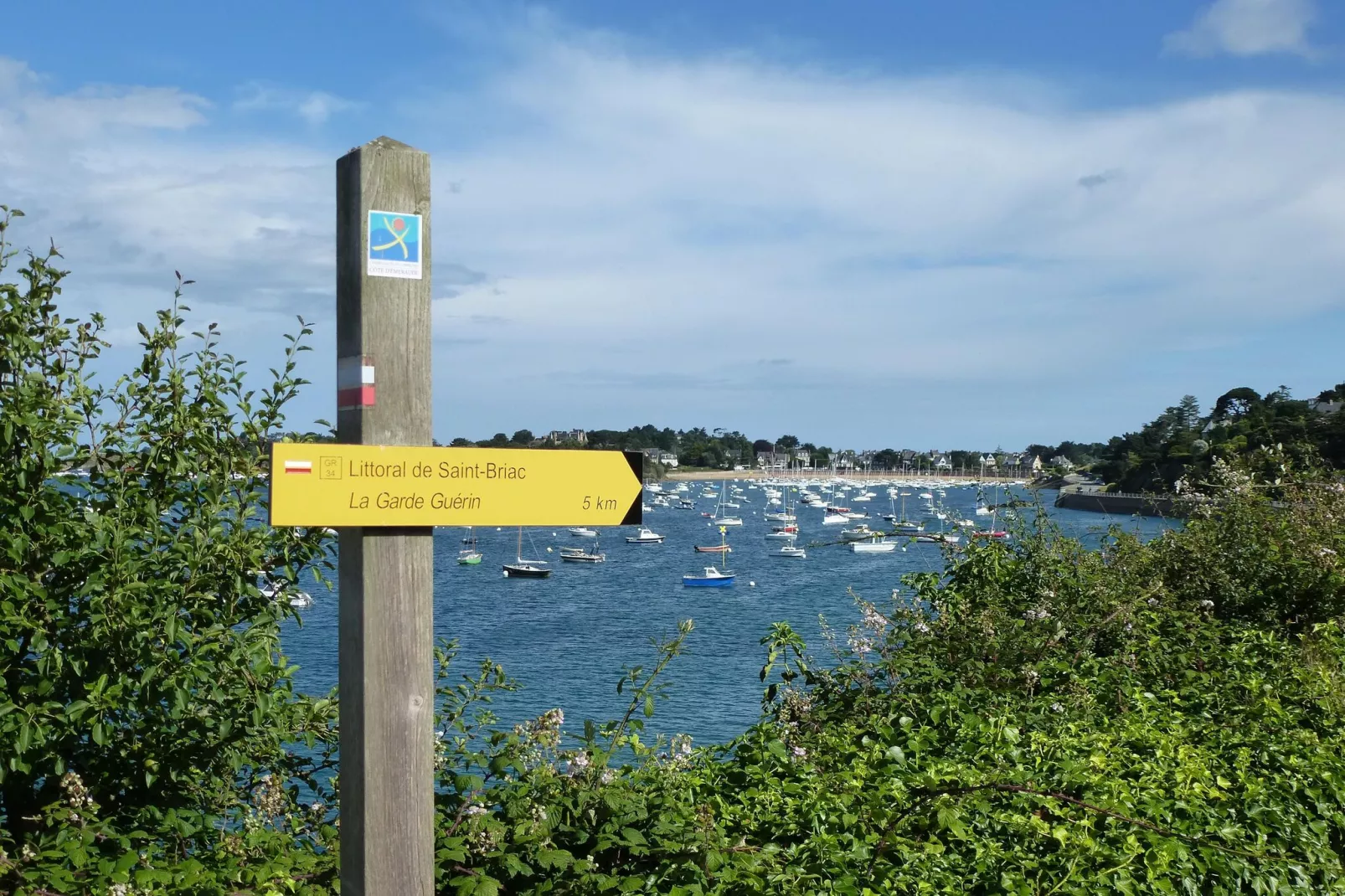 Dupleix dans un jardin bucolique à Saint Briac sur Mer-Zones d'été à 1 km
