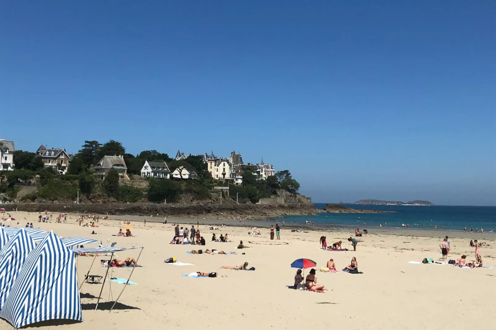 Dupleix dans un jardin bucolique à Saint Briac sur Mer-Zones d'été à 5 km