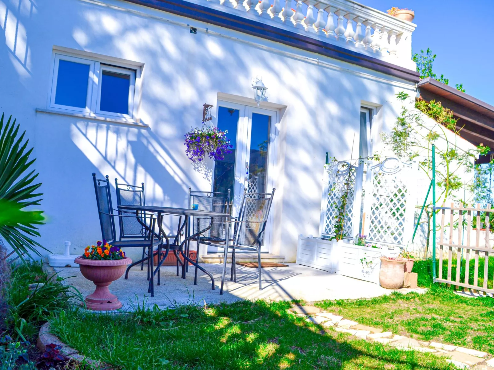 Mit privatem Garten, Meerblick und Gemeinschaftspool - Image-tags.info