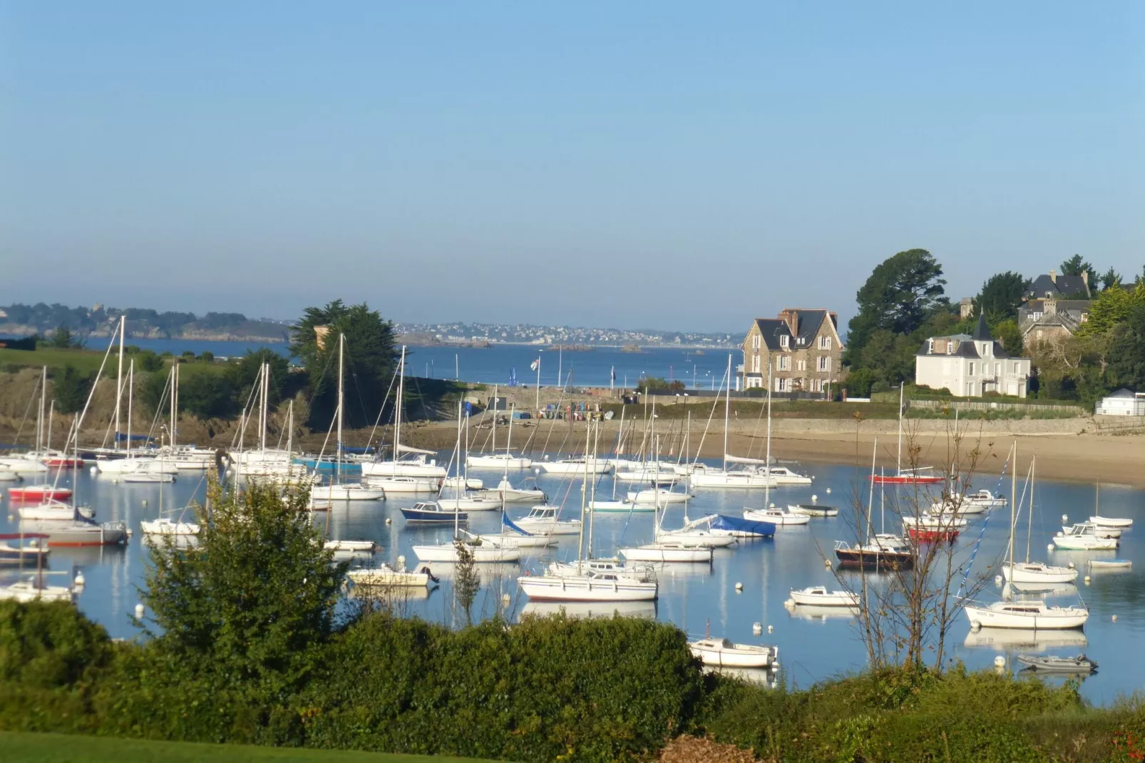 Dupleix dans un jardin bucolique à Saint Briac sur Mer-Zones d'été à 5 km