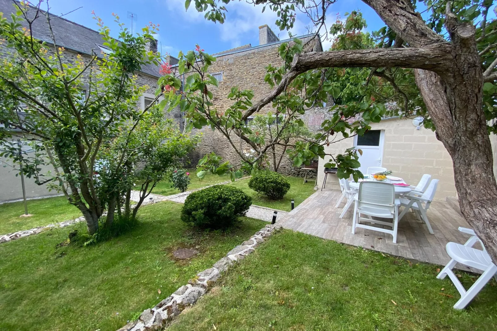 Landhaus Le Minhic sur Rance-Gardens summer