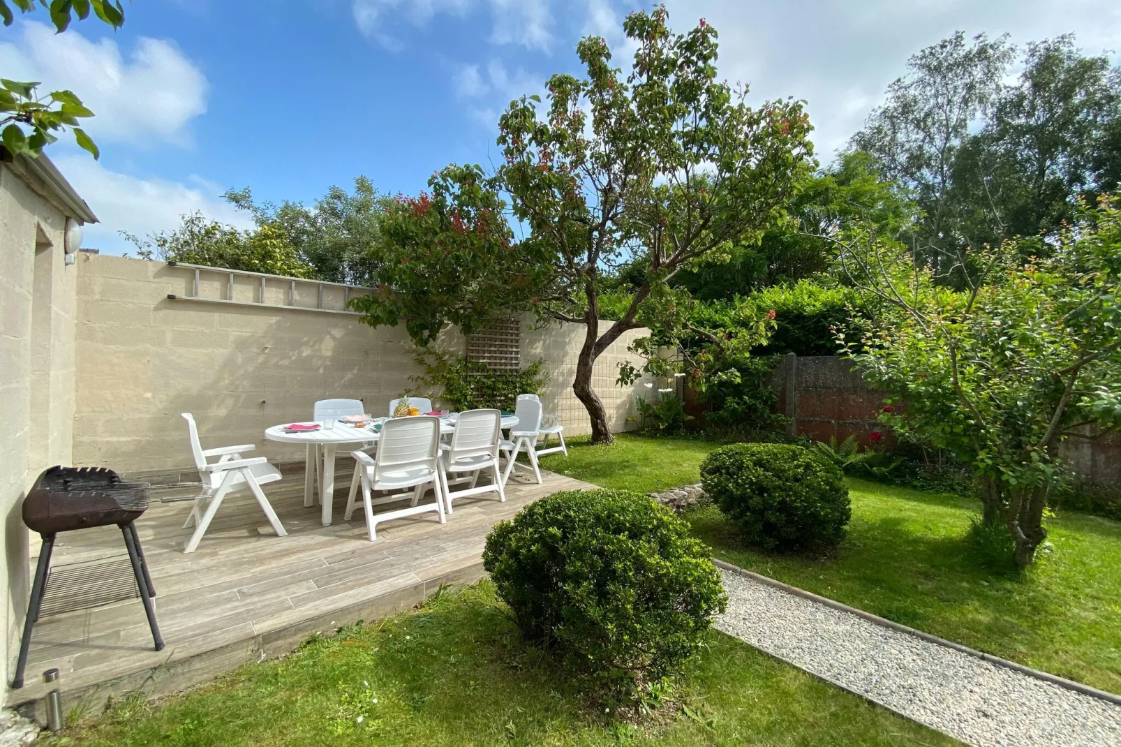 Landhaus Le Minhic sur Rance-Gardens summer