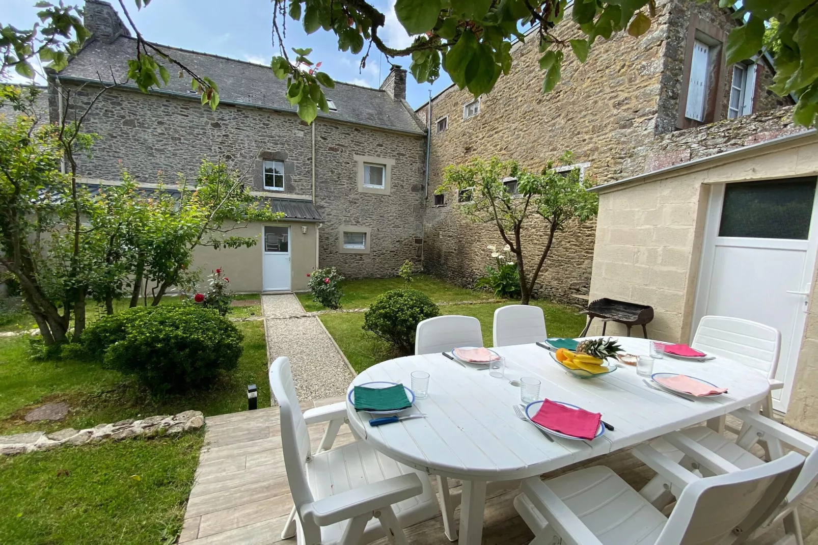 Landhaus Le Minhic sur Rance-View summer