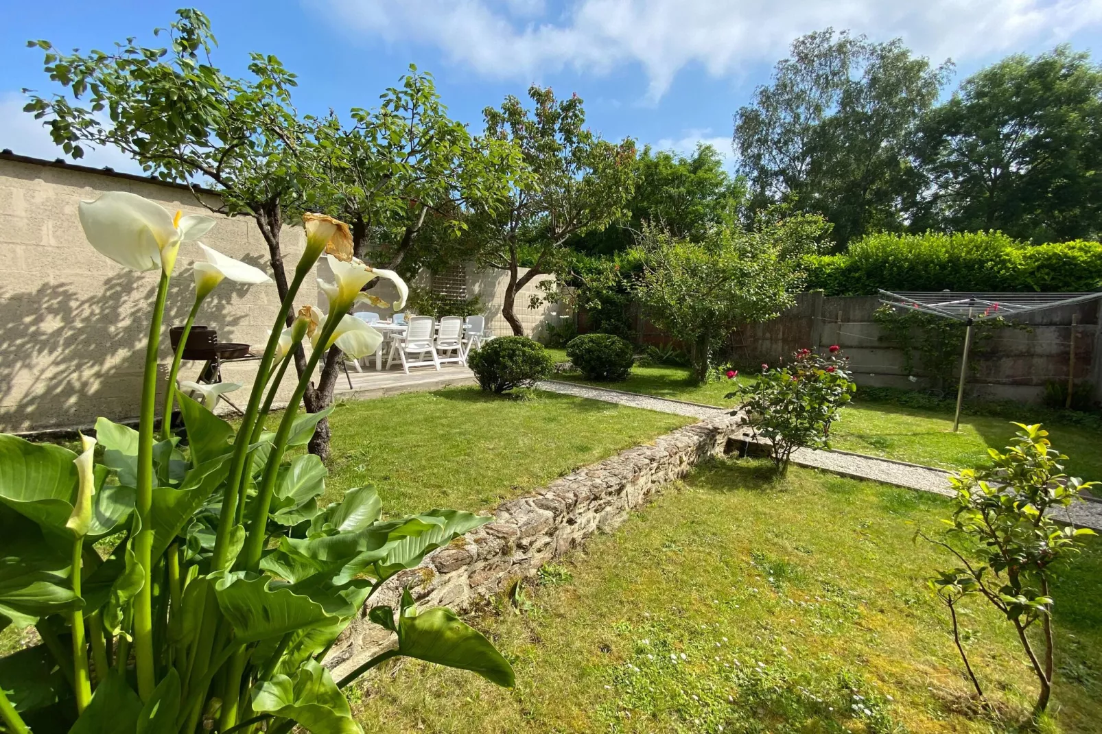 Landhaus Le Minhic sur Rance-Gardens summer