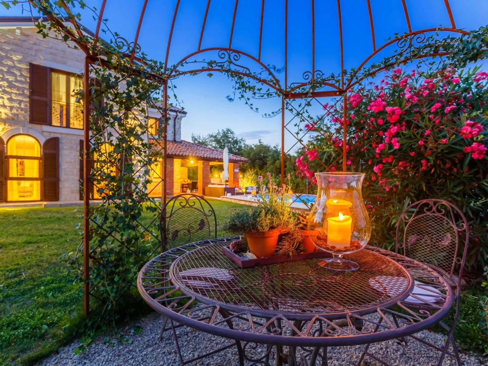 Villa Kamenica  im mediterranen Stil mit Innen- und Außenpool - Image-tags.info