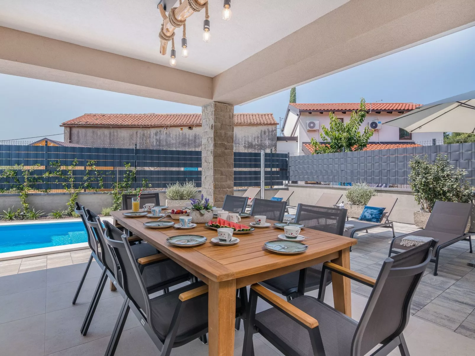 Luxuriöse Villa mit Salzwasserpool in einer ruhigen Gegend - Image-tags.info