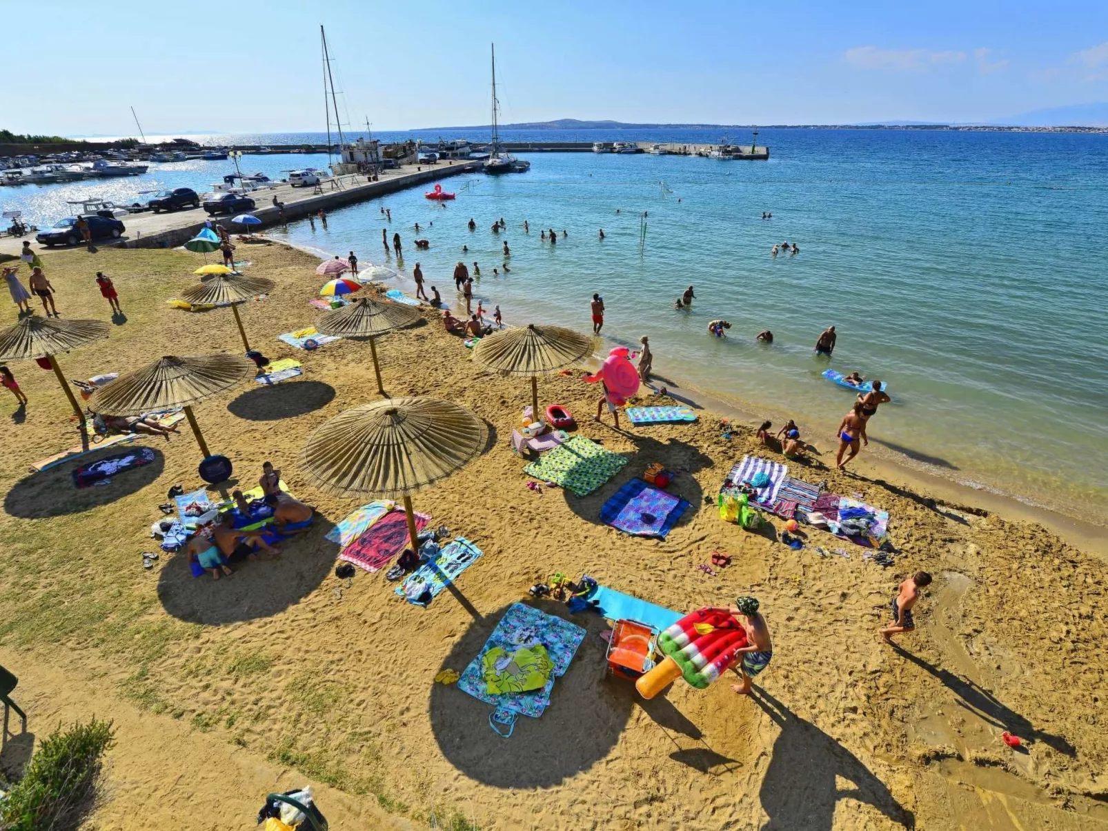 Strandhaus mit Pool in Meeresnähe - Image-tags.info