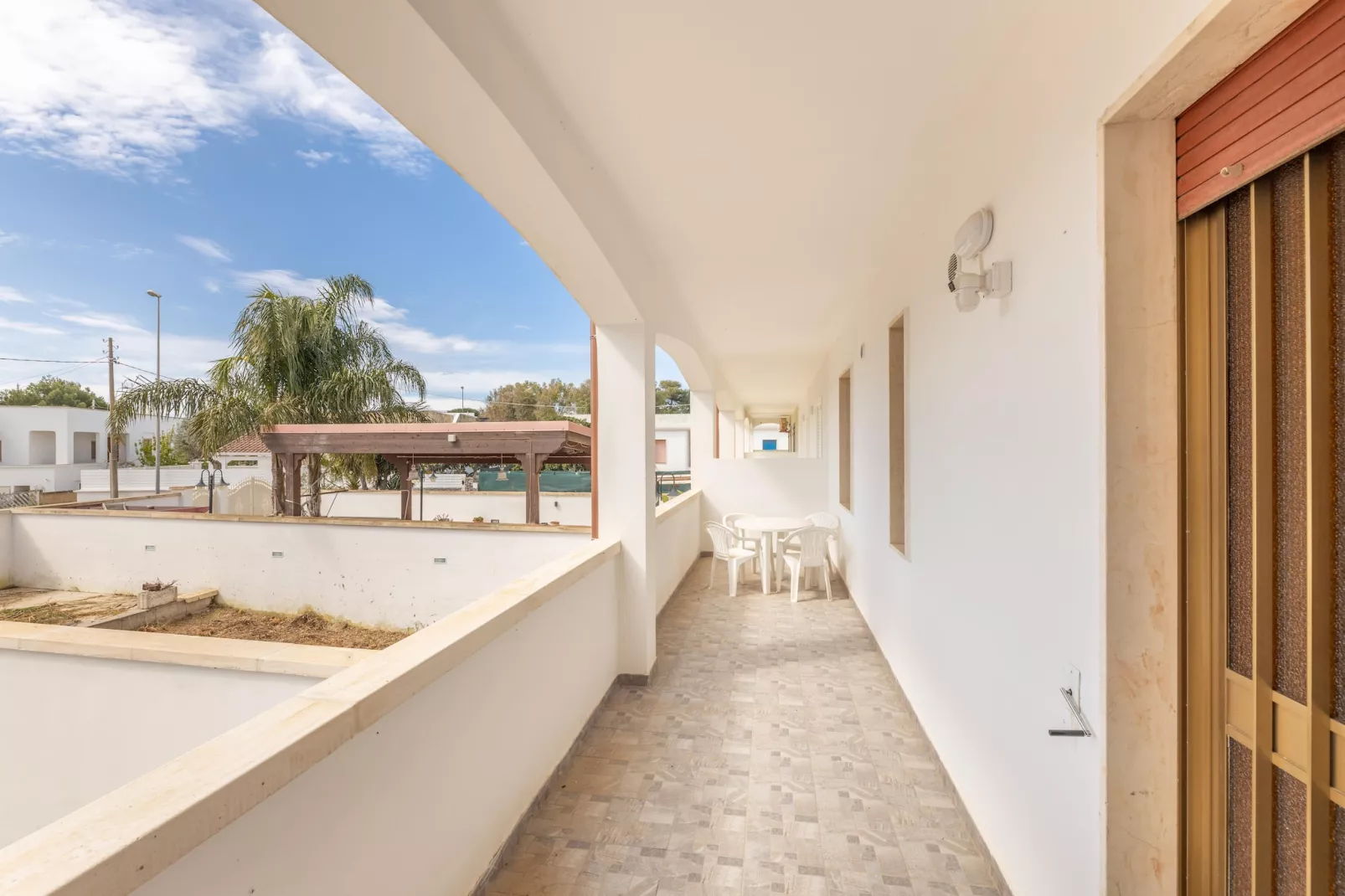 MV08 - Terrace balcony