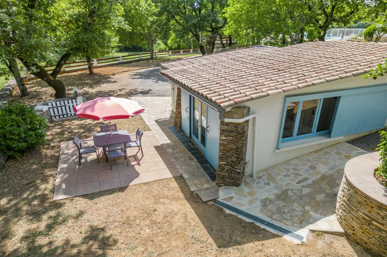 Petit gite-Exterior in summer