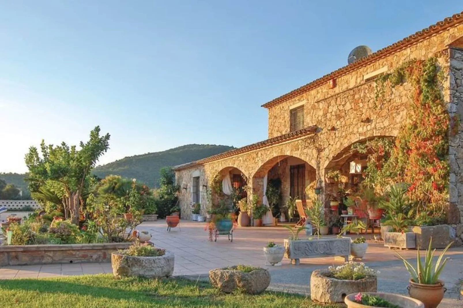 Villa Mas Artigues - Exterior in summer
