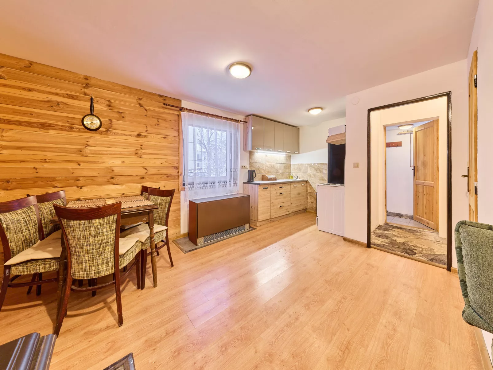 Chaloupka U lesa-Drinnen