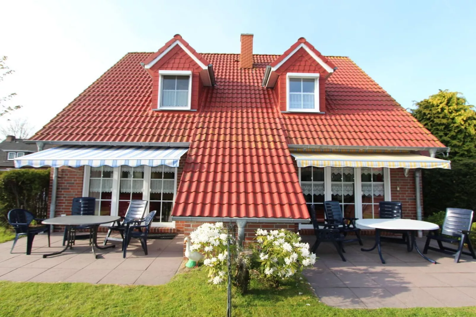 319172-Exterior in summer