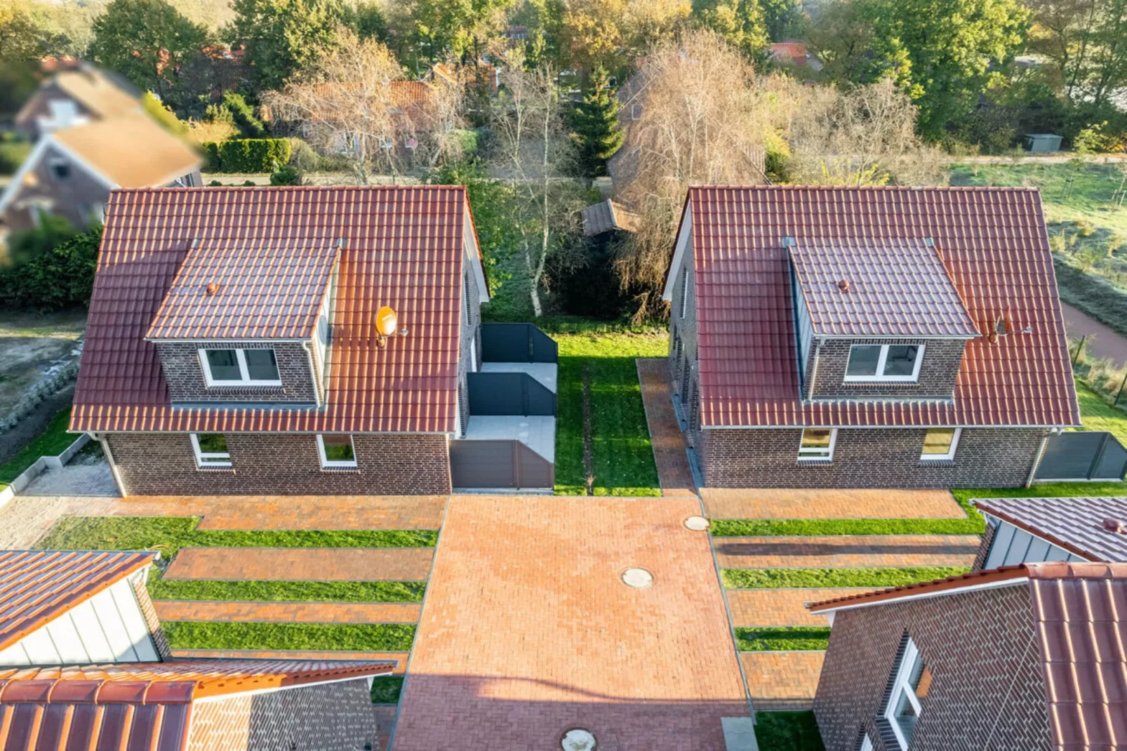 430499-Exterior in summer