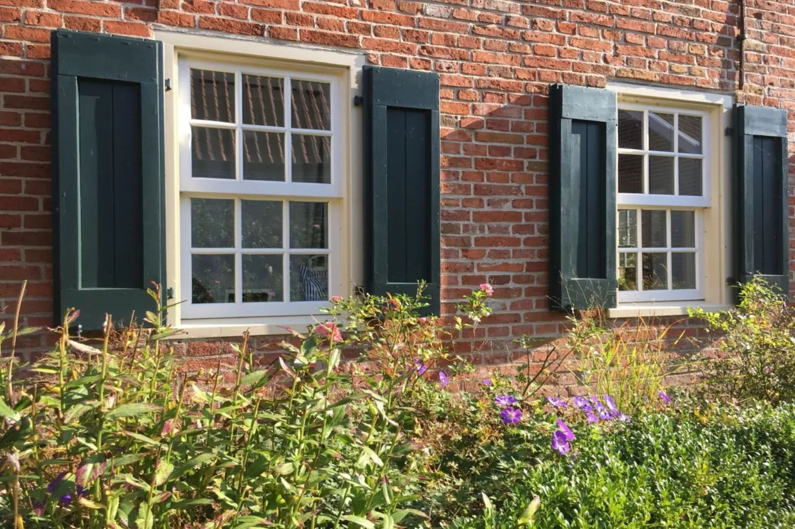 95077-Exterior in summer