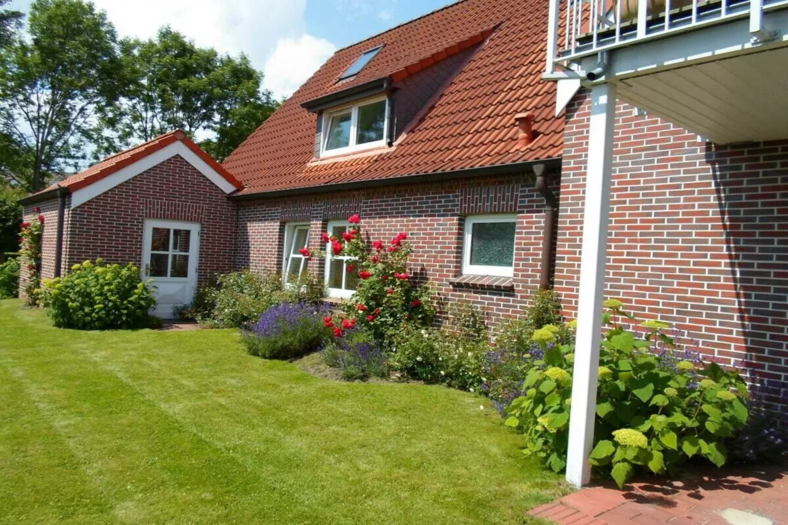 385319-Hall & reception