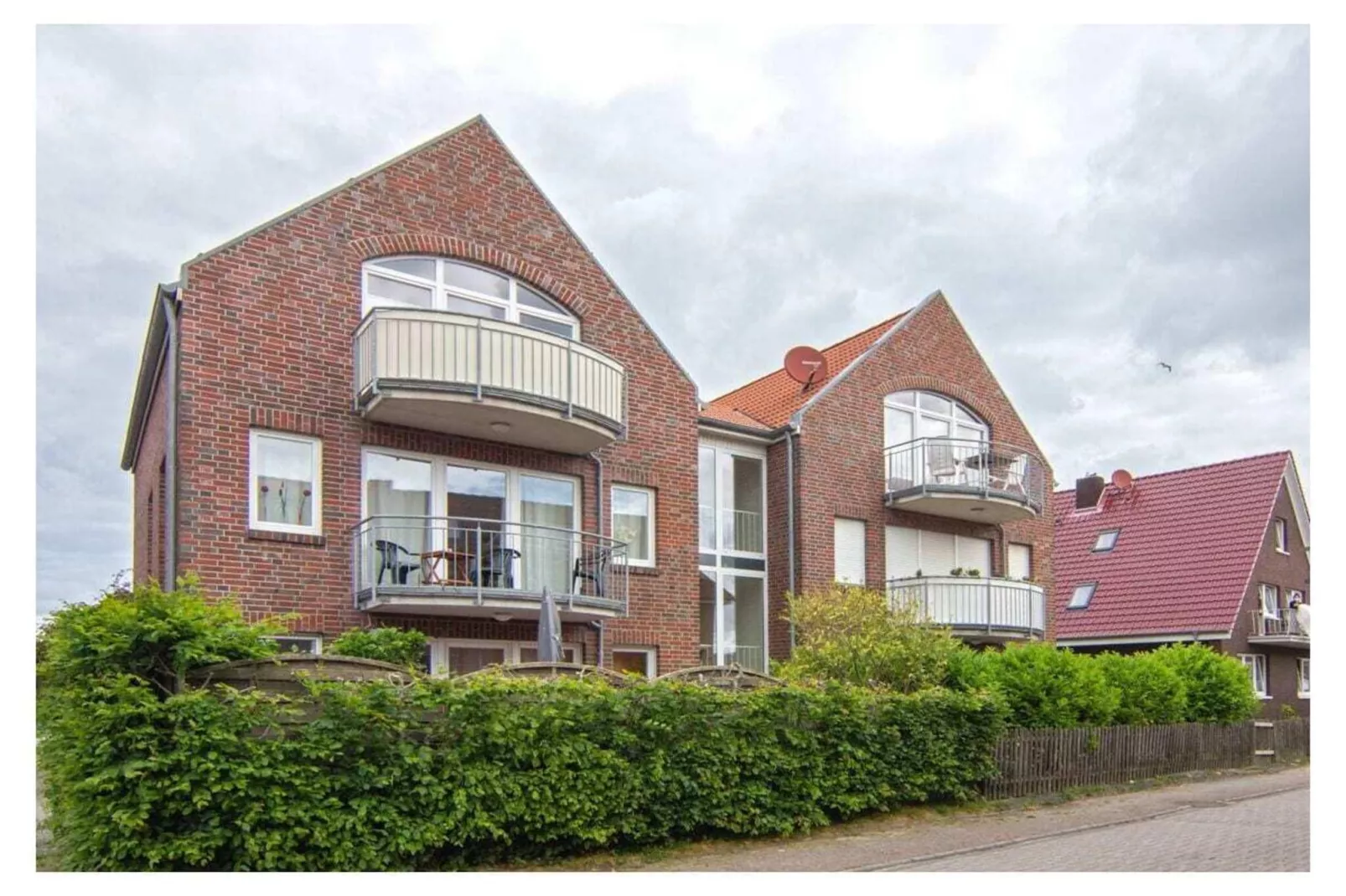 279394-Exterior in summer