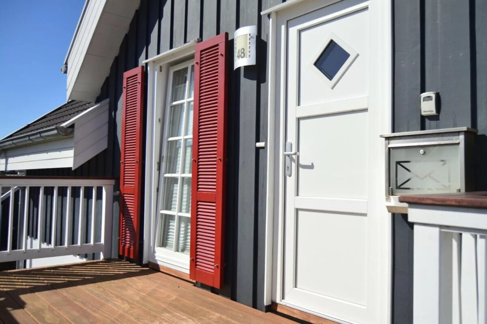 47500-Exterior in summer