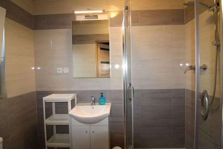 Piętrowe domki wakacyjne z 2 sypialniami w Rewalu-Badezimmer