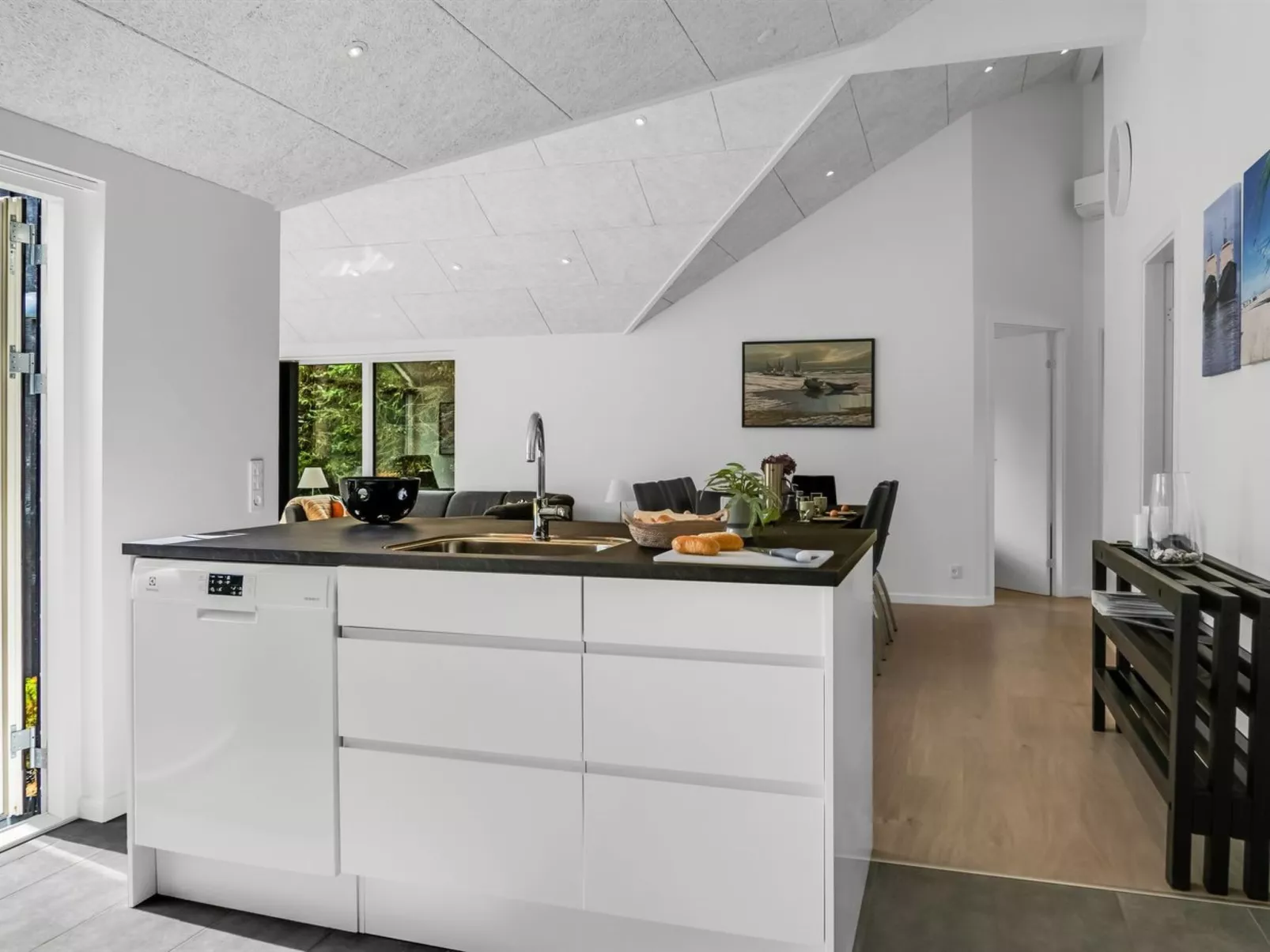 "Abiorn" -  from the sea-Drinnen