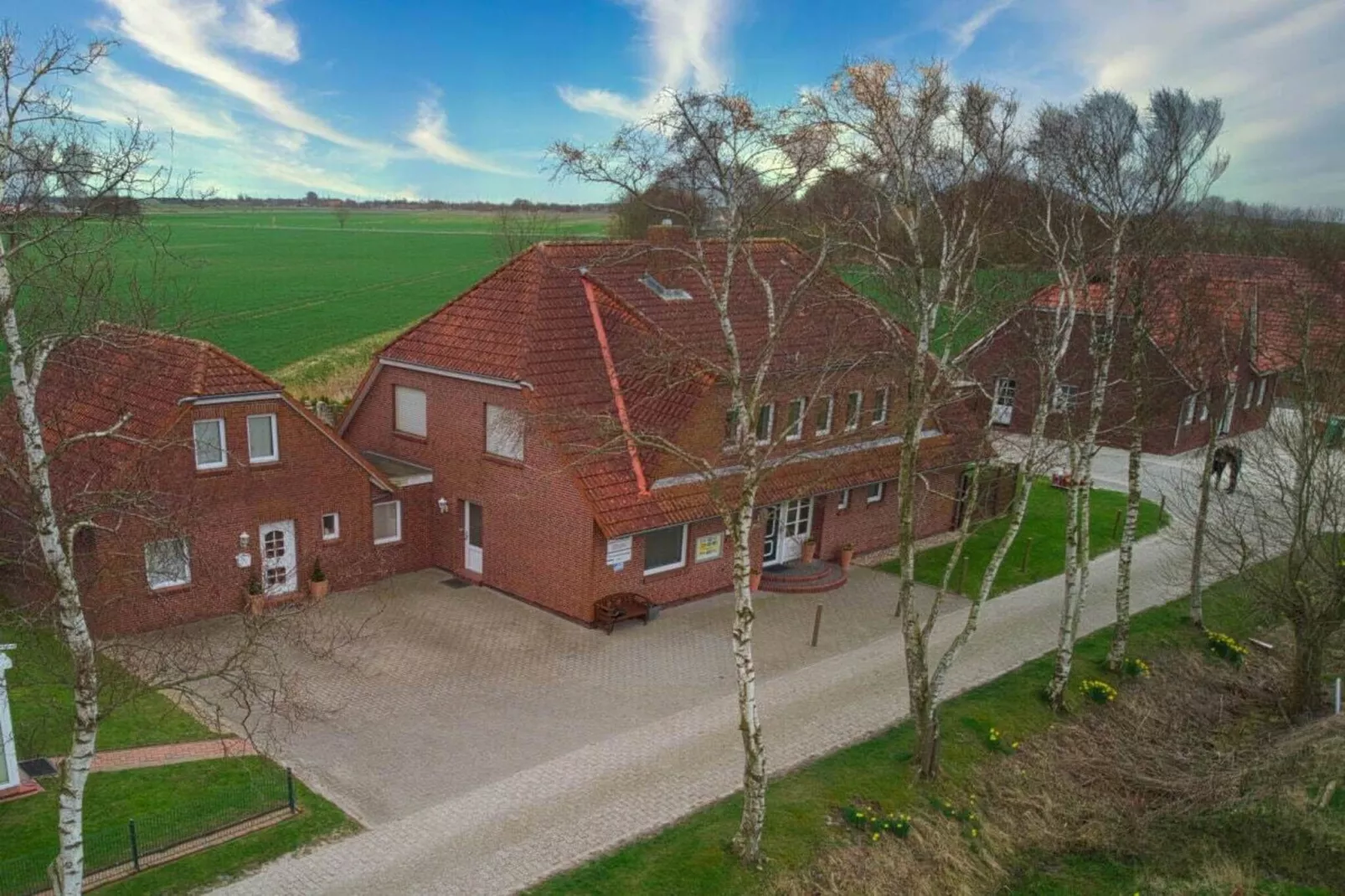 97779-Exterior in summer