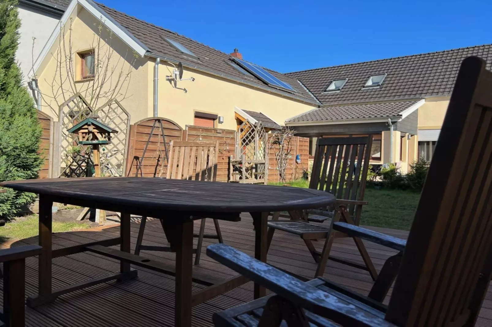 345716 - Exterior in summer