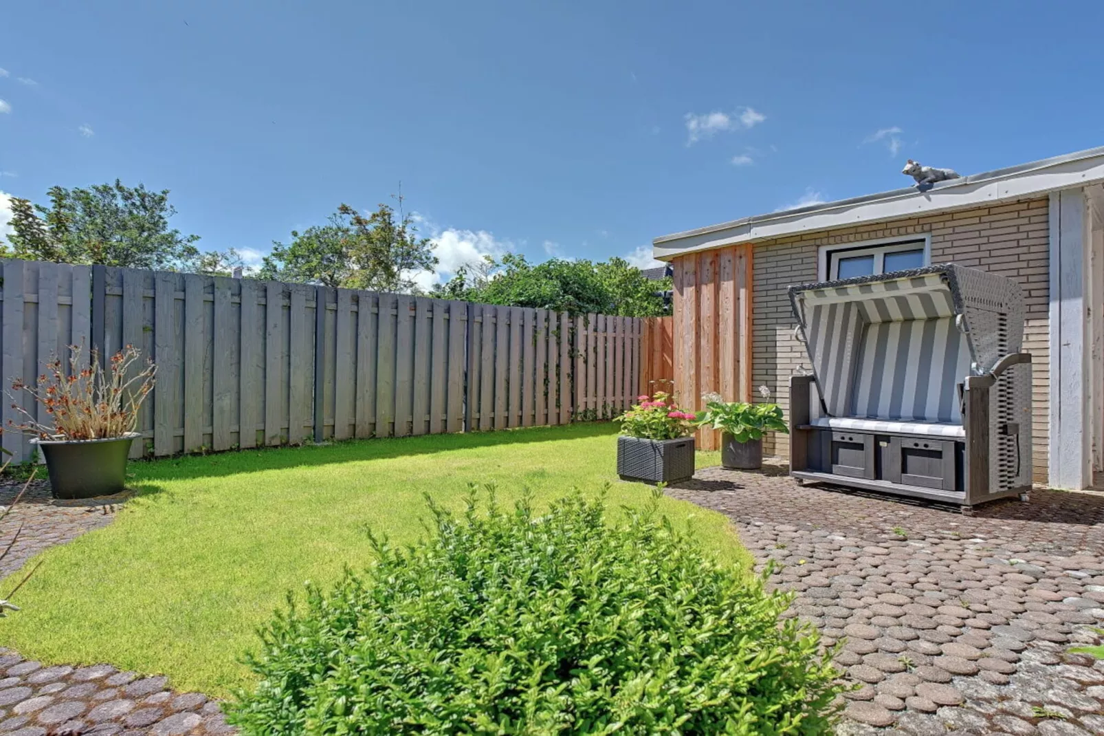 561676-Exterior in summer