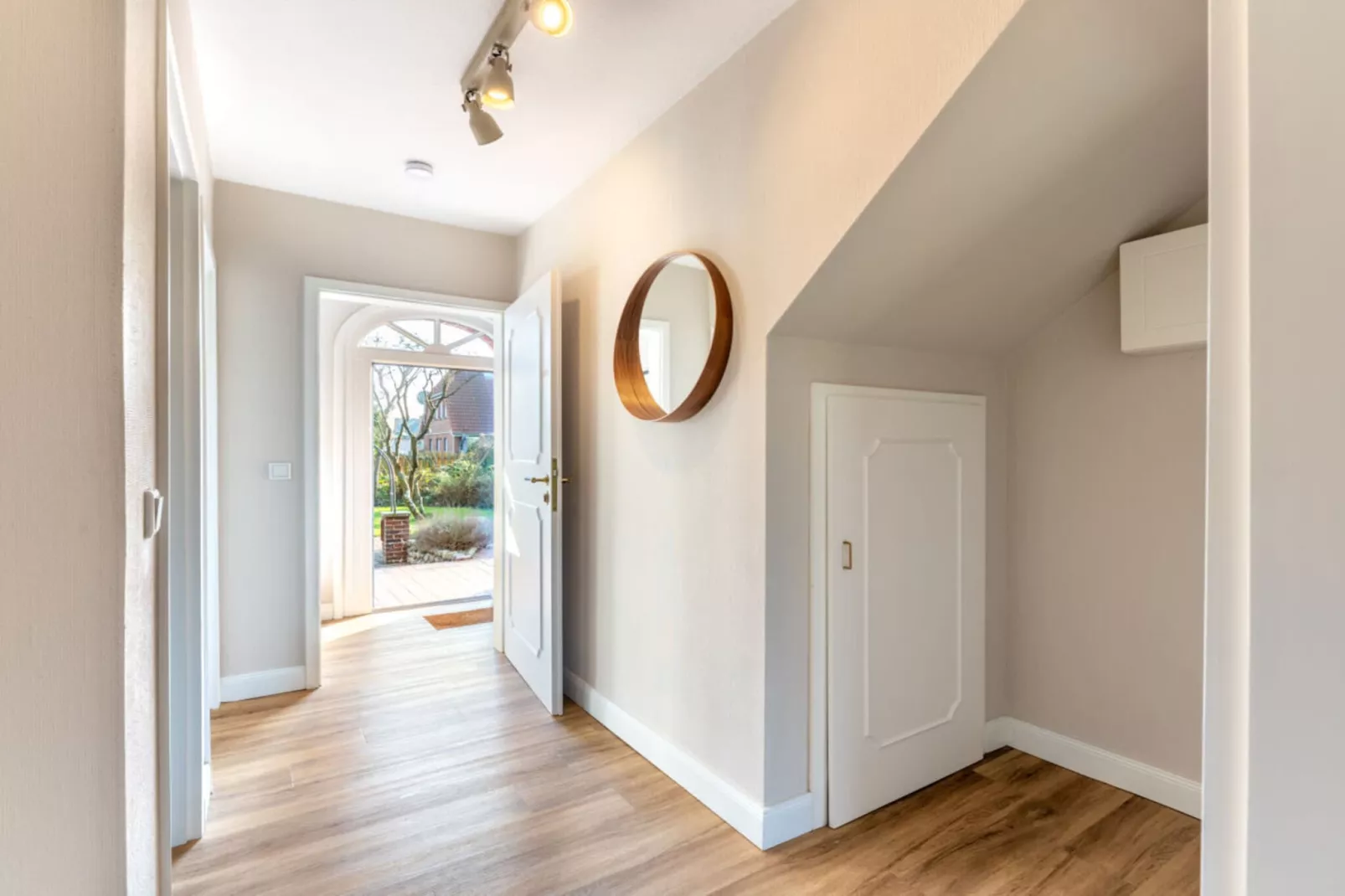 561671-Hall & reception