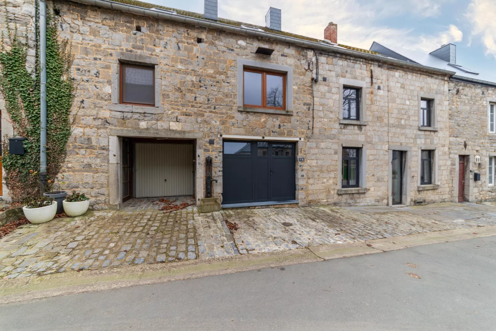 Maison Rose - Exterior in summer