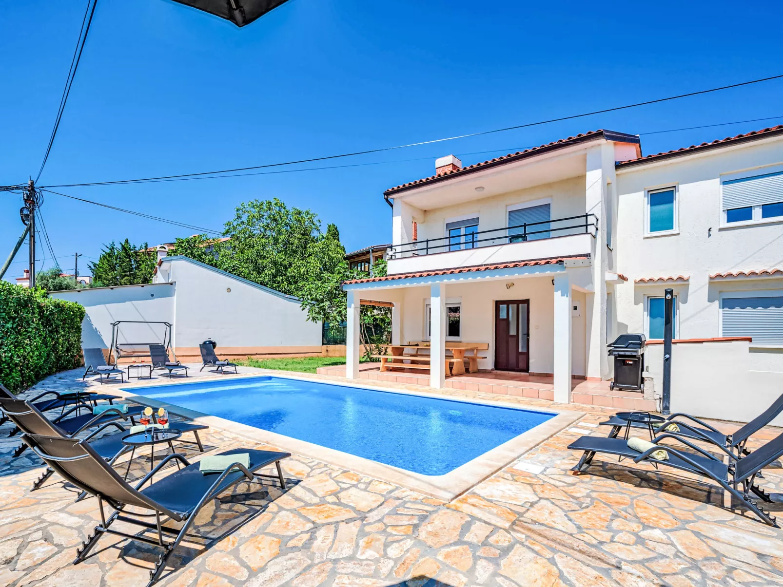 Villa mit Garten, Grill und Terrasse-Outside