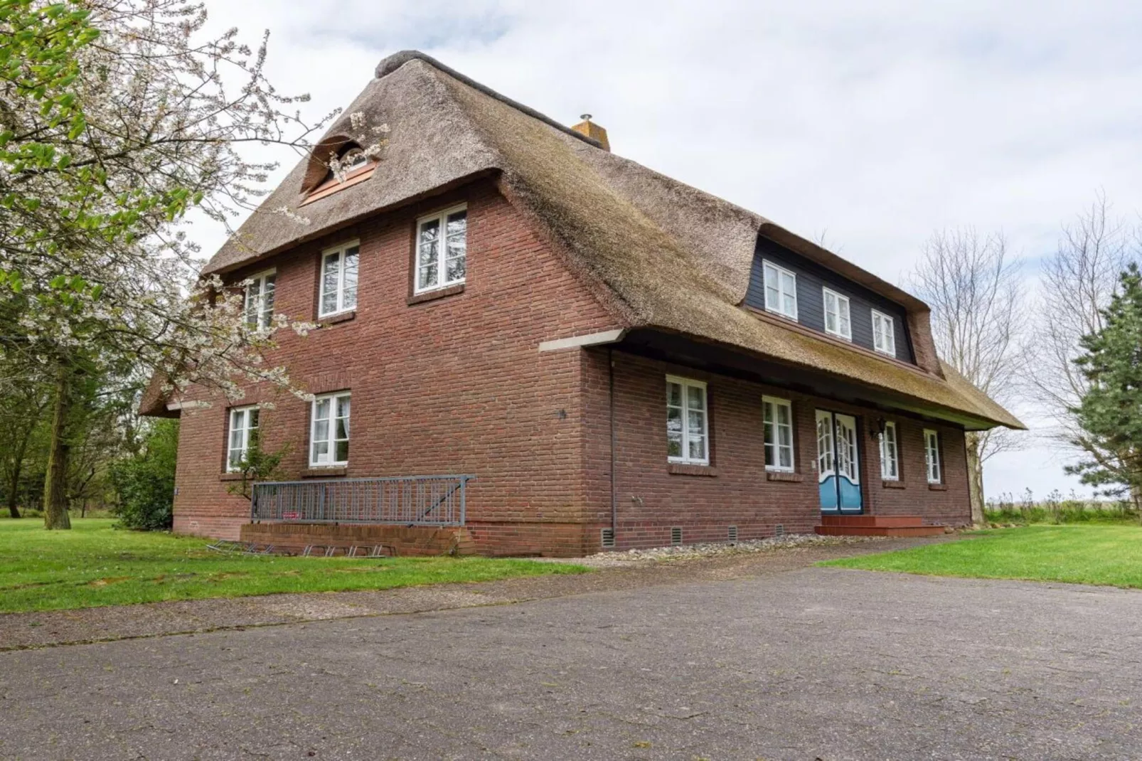 450950-Exterior in summer