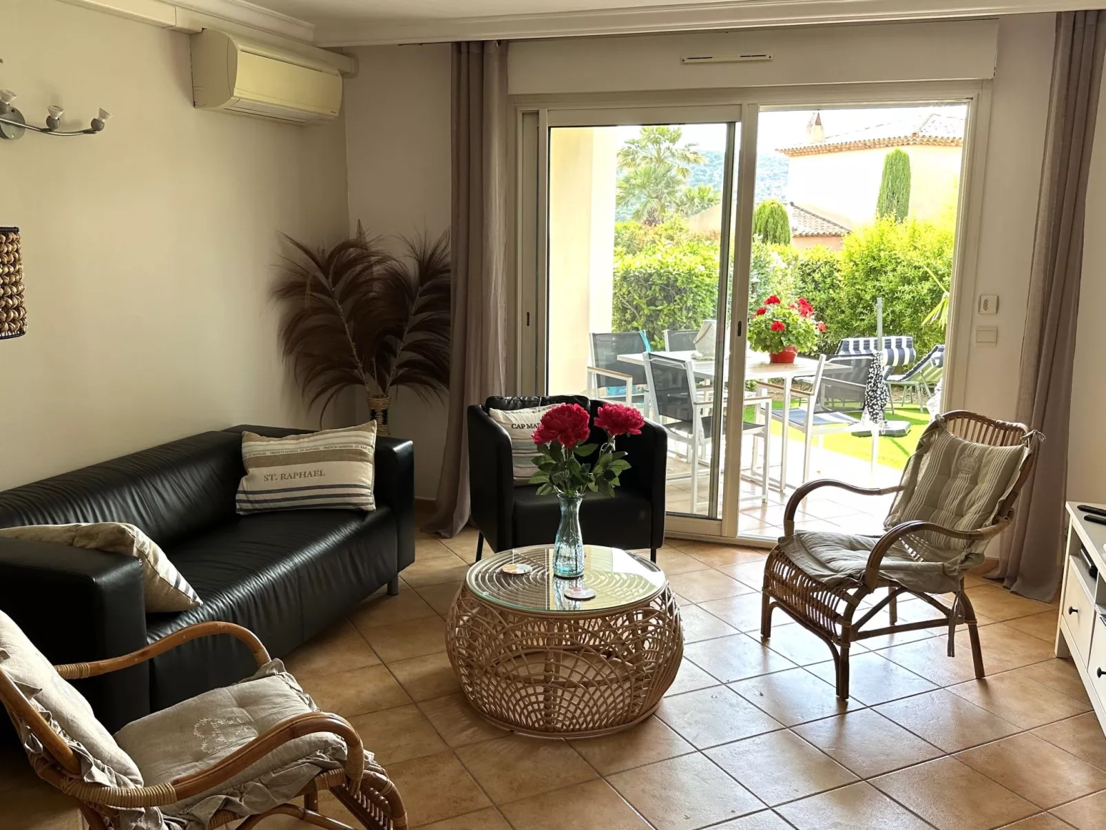 Les Pins Bleus-Drinnen