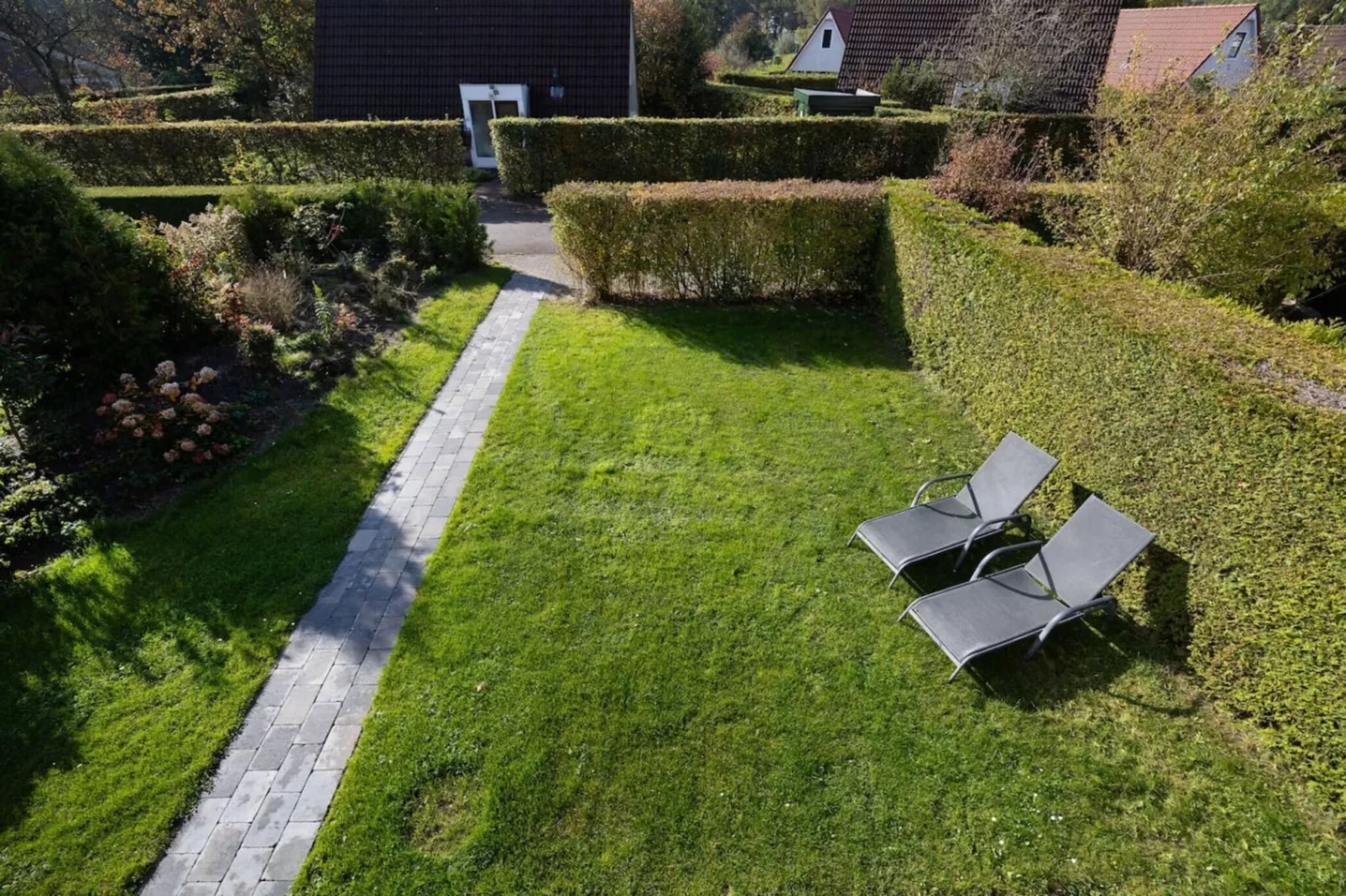 107 | Buizerd | Fijne bungalow met ruime tuin-Gardens in summer