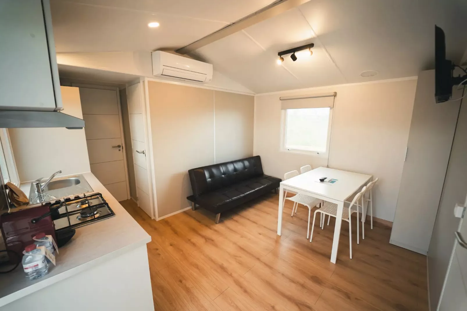 HOLA CAMP CHILCHES-Comfort 4-Living room