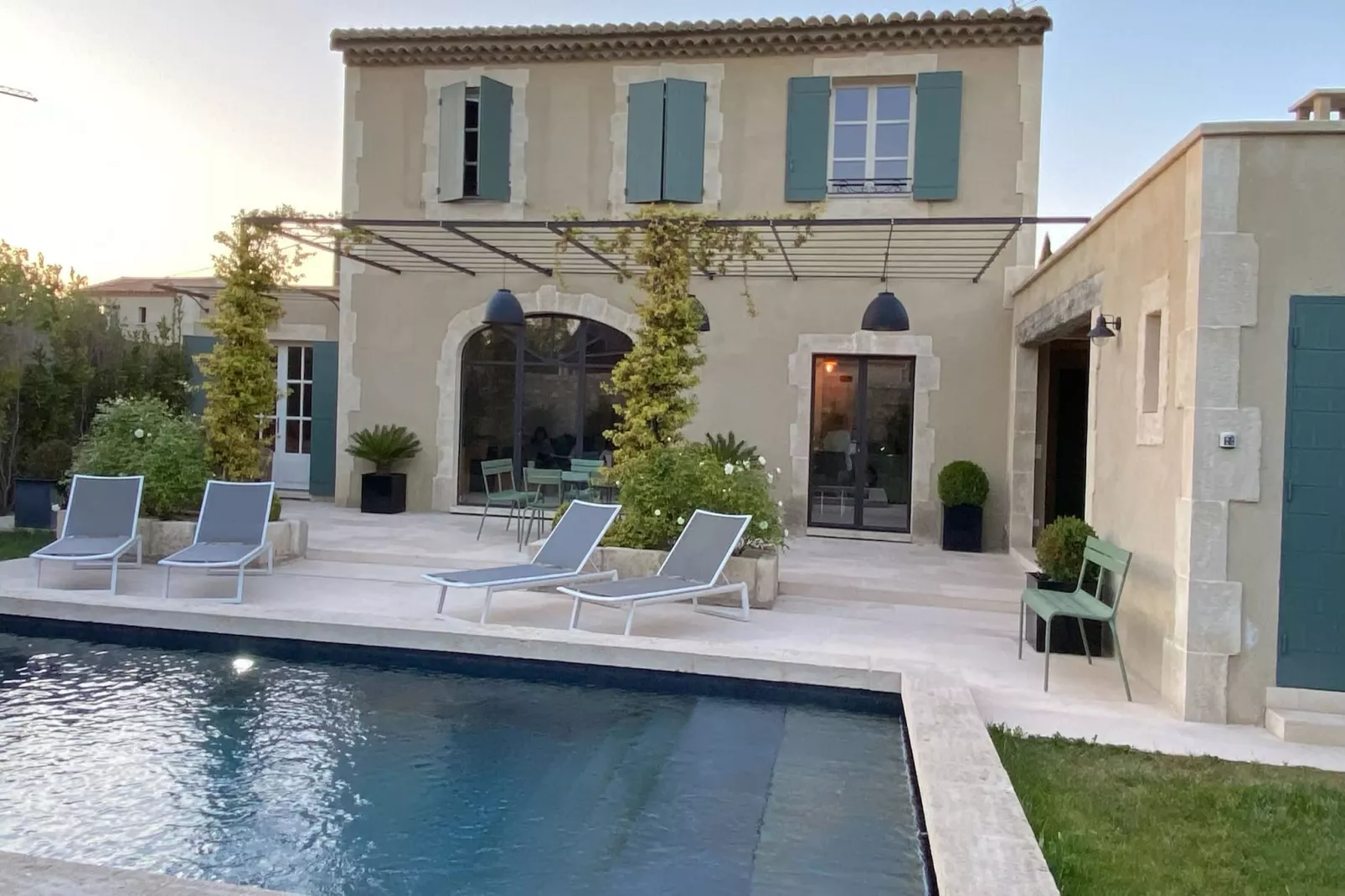 Le Mas Sorella – Votre Évasion Provençale au Cœur des Alpilles-Außenbereich Sommer