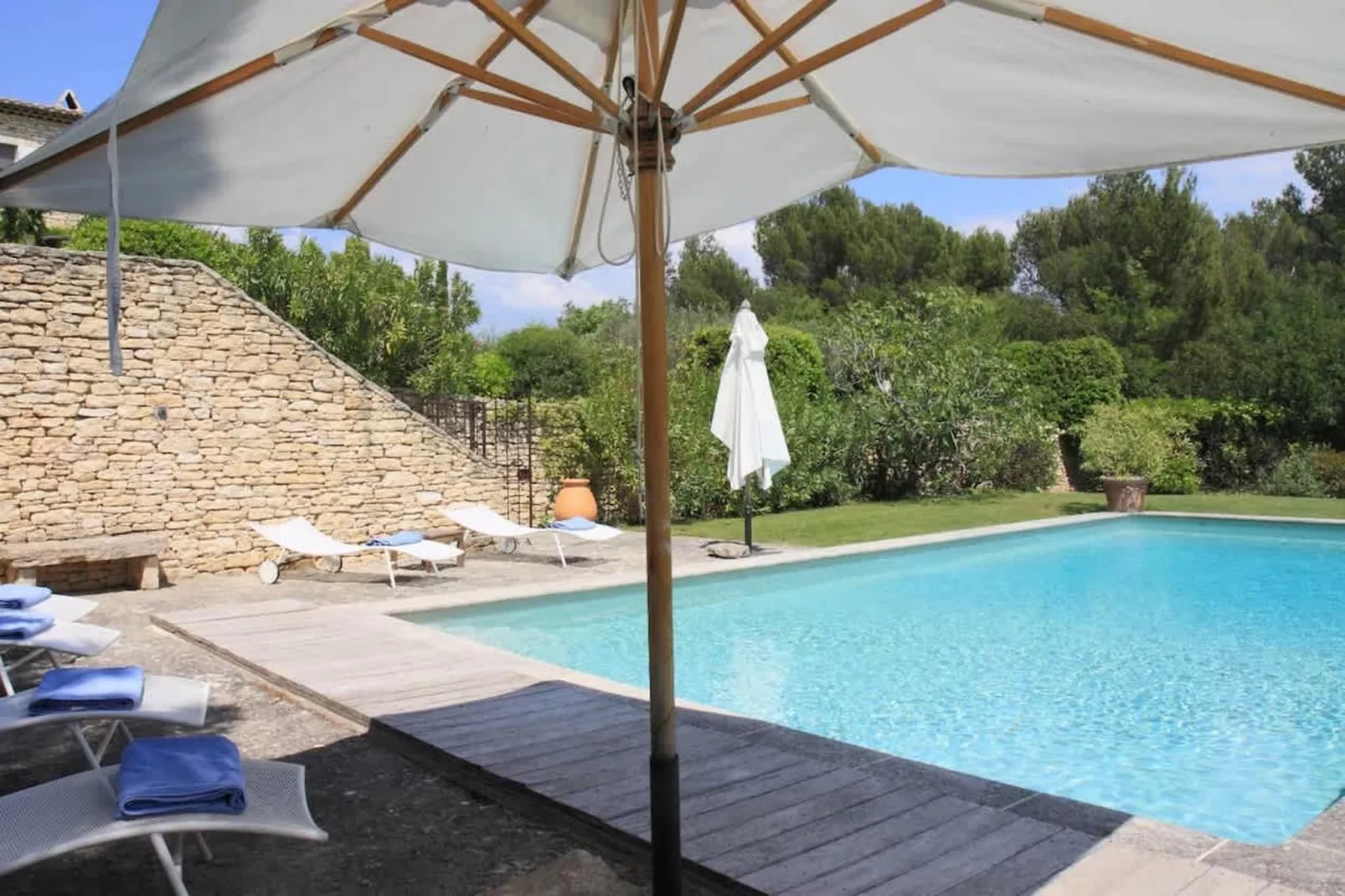 Bastide avec piscine 3 terrasses dans un écrin de verdure-Piscine